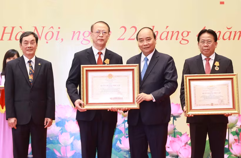 越南国家主席阮春福向优秀科学家颁发荣誉奖项