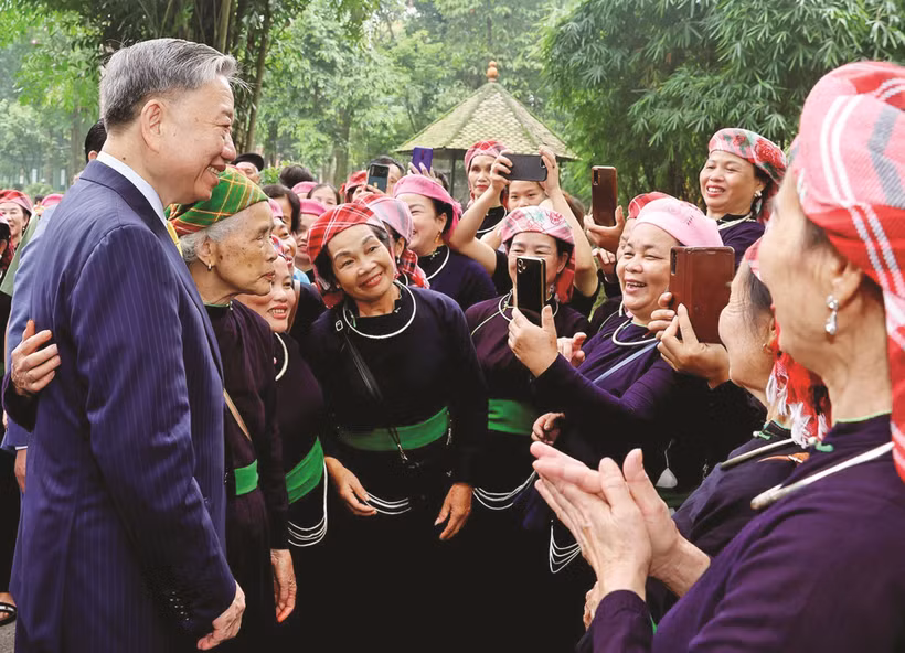 越南国家主席苏林（现任越共中央总书记）2024年5月23日在胡志明主席遗迹区同人民群众会面