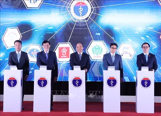 阮春福总理出席远程医疗服务系统启动仪式