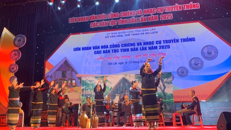 敬酒舞是越南西原地区埃德族最具代表性的传统民间舞蹈之一。图为埃德族敬酒舞在舞台上。图自vovworld.vn