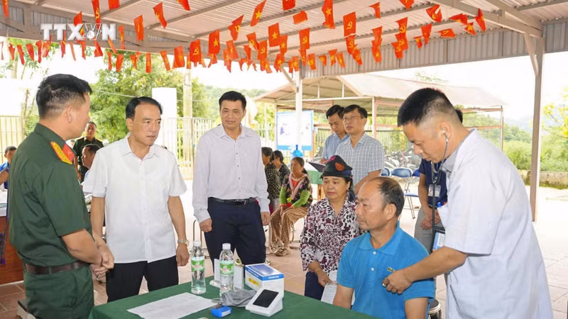 医护团队在芒通乡卫生院流动检查点为民众进行健康检查。图自越通社