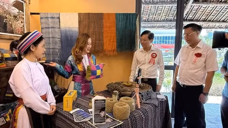 如今，王氏页正坚持把对本土文化的热爱转化为为乡亲们创造生计，并为民族文化走向世界贡献力量的项目。图自sovhttdl.tuyenquang.gov.vn