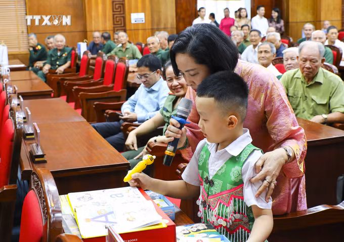 vna-potal-pho-chu-tich-quoc-hoi-nguyen-thi-thanh-trao-qua-cho-gia-dinh-chinh-sach-va-hoc-sinh-kho-khan-tai-dien-bien-8823239.jpg