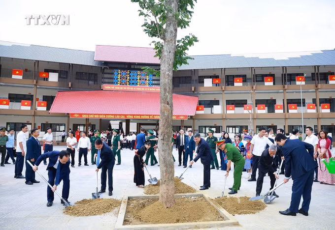vna-potal-thu-tuong-du-le-khai-giang-nam-hoc-moi-tai-truong-pho-thong-noi-tru-lien-cap-muong-khuong-lao-cai-9004405.jpg