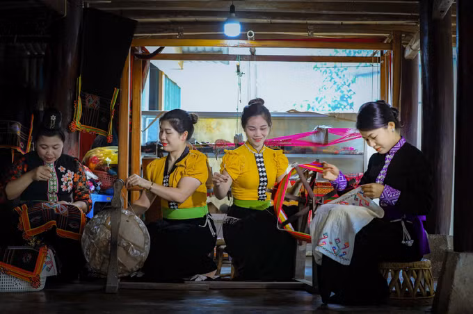 potal-gin-giu-nghe-det-tho-cam-trang-phuc-dan-toc-thai-o-dien-bien-7837426.jpg