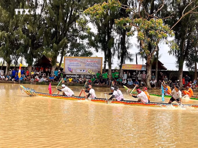 vna-potal-ca-maugiai-dua-ghe-ngo-mini-nhan-dip-tet-co-truyen-chol-chnam-thmay-8700407.jpg