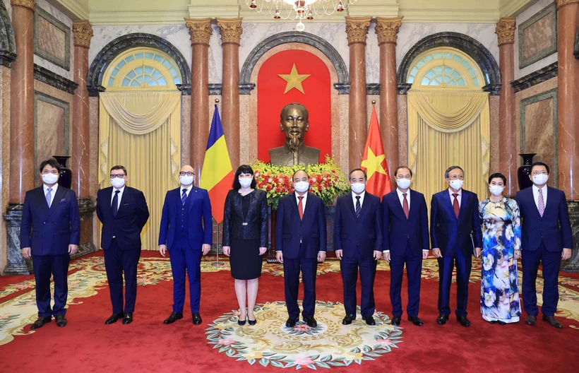 越南国家主席阮春福会见前来递交国书的各国驻越大使