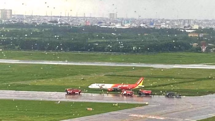 越捷航空飞机降落时滑出跑道 数百个航班受影响