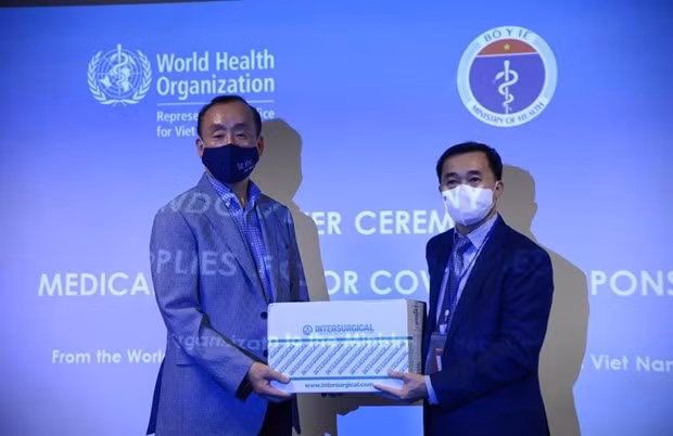 世卫组织向越南卫生部移交价值超过40万美元的医疗物资援助 ảnh 1