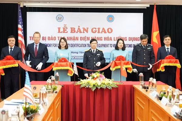越南海关接收美国双重用途的商品识别培训设备 ảnh 1