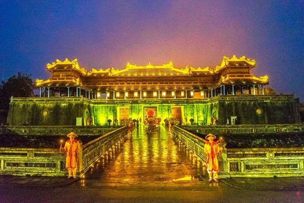顺化午门美丽夜景。图自互联网 在新常态下促进承天顺化省旅游发展 ảnh 2