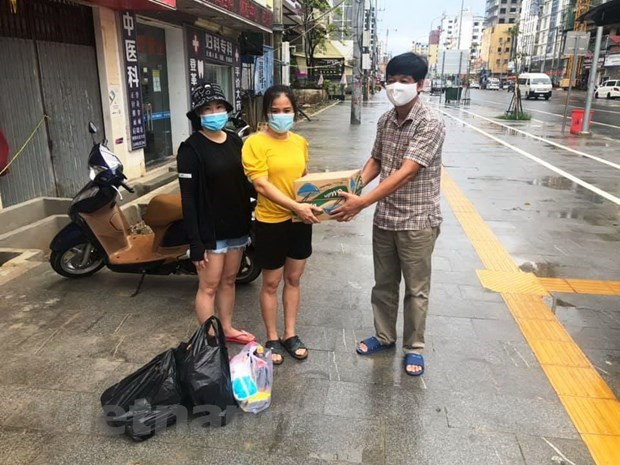 越南驻西哈努克圣殿省总领事向越裔柬埔寨人送去救援物品。图自越通社 越南驻西哈努克圣殿省总领事馆向旅居疫情封锁区越南同胞提供救援物资 ảnh 2
