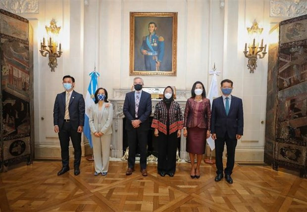 阿根廷外长费利佩·索拉与印度尼西亚、菲律宾、泰国和马来西亚等东盟成员国驻布宜诺斯艾利斯大使合影。图自越通社 阿根廷促进与东盟的合作 ảnh 1