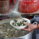 汤汁米线的汤底是由鱼露和去骨的鳢鱼、拟平牙虾虎鱼、鳗鲇鱼、虾肉、猪肉和蘑菇等食材结合而成