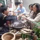游客体验埃地族传统咖啡烘焙技艺 图自nhandan.vn
