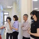 茂阿乡公共行政服务中心干部指导群众在AI Kiosk上进行操作。图片来源：越通社