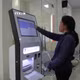 长河乡民众办理行政手续。图自越通社