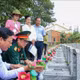 西宁省人民委员会副主席范晋和（左一）与工作团在安静烈士陵园（西宁省安静坊）核查未确定身份烈士墓的信息。图自越通社