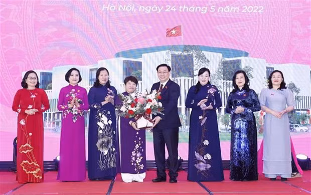 越南国会主席王廷惠会见第十五届国会女性代表 ảnh 1