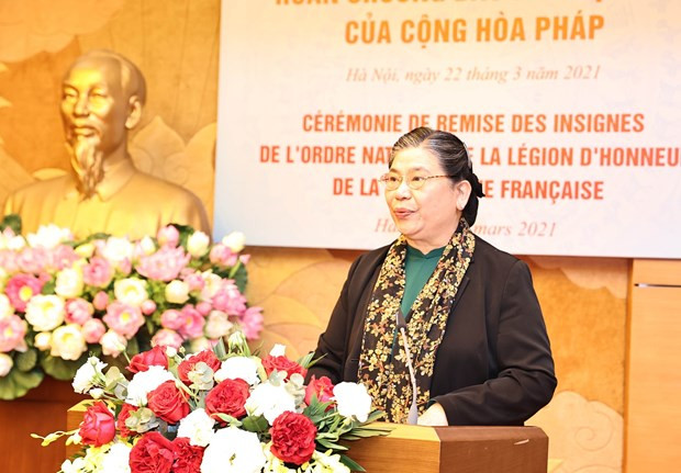 越南国会社会事务委员会主任阮翠英荣获法国荣誉军团骑士勋章 ảnh 2