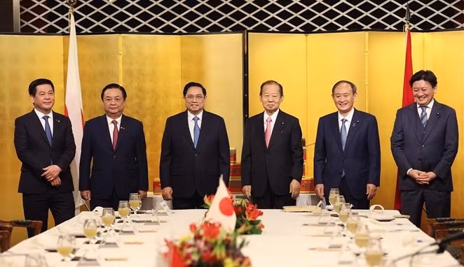 越南政府总理范明政会见日本前首相菅义伟和日越友好议员联盟主席二阶俊博 ảnh 2