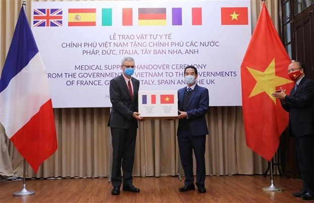越南向法国、德国、意大利、西班牙和英国赠送医疗物资仪式。图自越通社 越南驻法大使丁全胜肯定越法关系中的重大发展步伐 ảnh 2