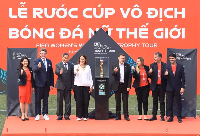越南热烈欢迎2023年世界足联女子世界杯足球赛的奖杯 ảnh 1