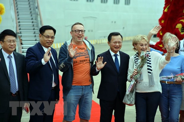 广宁省人民委员会主席高祥辉(右三)向外国游客送鲜花。图自越通社 新春伊始广宁省迎来首个外国游客团 ảnh 1