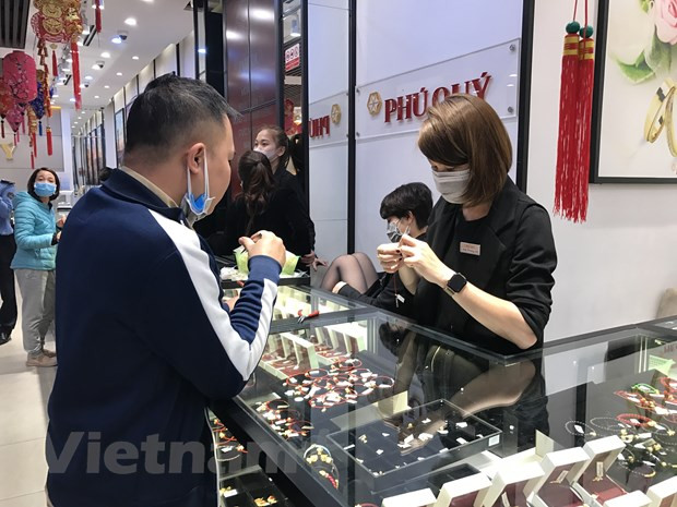 23日上午越南国内黄金价格大幅下降。图自越通社 23日上午越南国内黄金价格大幅下降 ảnh 1