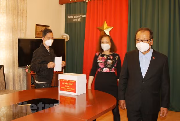 旅捷越南人捐款援助国内新冠肺炎疫情防控工作 ảnh 1