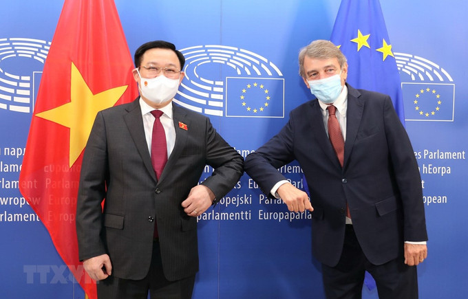 越南国会主席王廷惠与欧洲议会主席萨索利合影 图自越通社 越南国会主席王廷惠与欧洲议会主席举行会谈 ảnh 1
