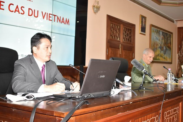 越南驻阿尔及利亚大使阮成荣主持与阿尔及利亚战争大学领导和学座谈会。图自越通社 关于越南可持续发展的座谈会在阿尔及利亚蒂帕萨省举行 ảnh 2