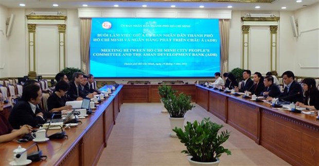 胡志明市人民委员会主席阮成峰会见亚行驻越南首席代表 ảnh 1