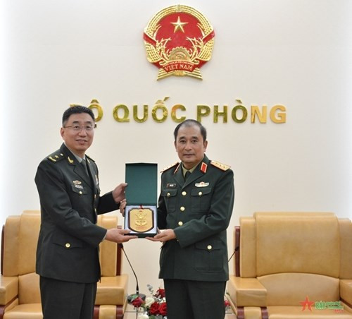 冯士晋上将向张宝群少将赠送纪念品(图片来源:人民军队报) 越南与中国推进双边防务合作 ảnh 1