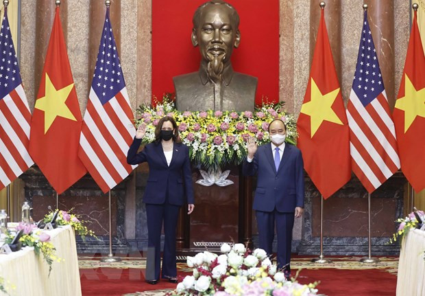 越南国家主席阮春福会见美国副总统卡马拉·哈里斯。图自越通社 越美合作关系继续得到巩固与发展 ảnh 1