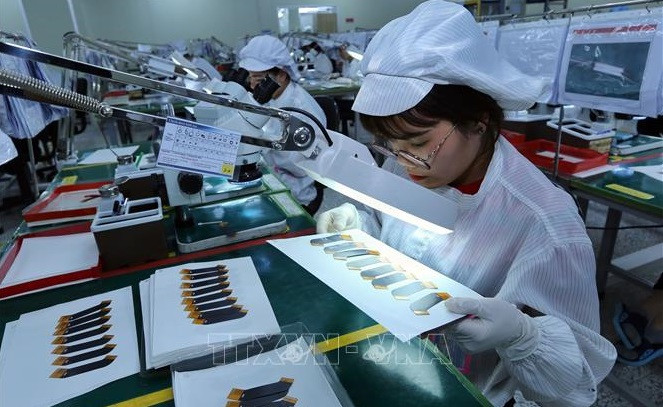 北宁省安峰工业区一家韩国企业电子线路板测试线。图自越通社 上半年经济发展情况:越南狠抓工作落实 努力实现“双重目标” ảnh 2