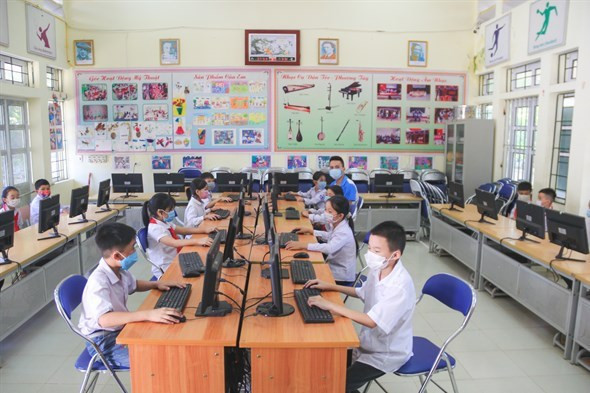 越南国家石油集团为奠边省学生捐赠电脑。图自Petrolimex 越南企业继续助力“为学生提供互联网和电脑”项目 ảnh 1