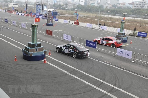 参加2021 年越南 Motorkhana 锦标赛的汽车。图自越通社 越南首次举行国际职业跑车比赛 ảnh 1