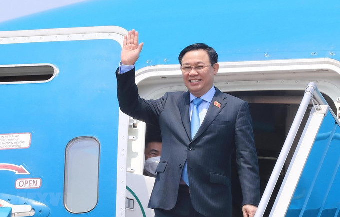 越南国会主席王廷惠和国会高级代表团抵达内排机场。图自越通社 越南国会主席王廷惠圆满结束欧洲之行:议会外交和疫苗外交的深刻烙印 ảnh 1