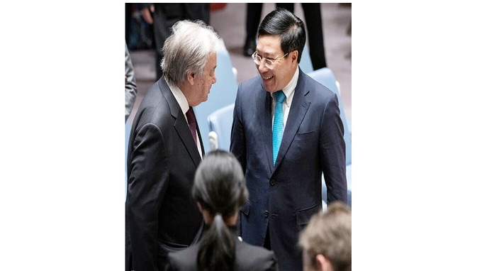 联合国秘书长同越南政府副总理兼外交部长范平明在联合国安理会会议期间交谈。(图片来源:联合国) 值得信任的桥梁 ảnh 1