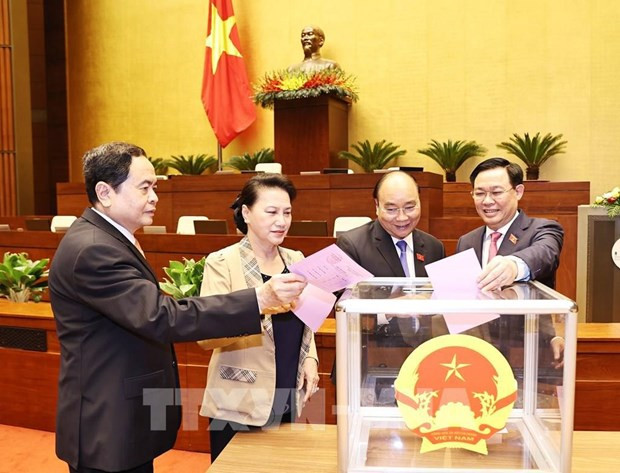 国会主席王廷惠、越南党和国家领导投票免去国会副主席职务。图自越通社 越南第十四届国会第十一次会议选举国会副主席职务 ảnh 1