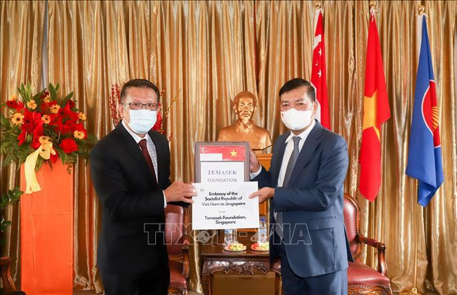 新加坡淡马锡基金向越南捐赠呼吸机和其他防疫物资。图自越通社 新加坡淡马锡基金向越南捐赠呼吸机和其他防疫物资 ảnh 1