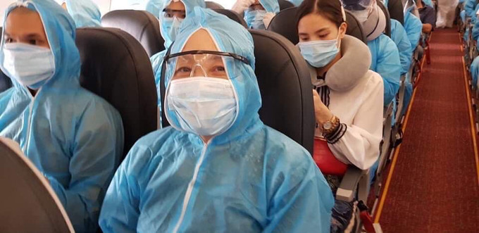 越南公民乘坐越捷航空公司的航班从缅甸回国。越通社发(越捷航空供图) 越南公民乘坐越捷航空公司的航班从缅甸回国 ảnh 2