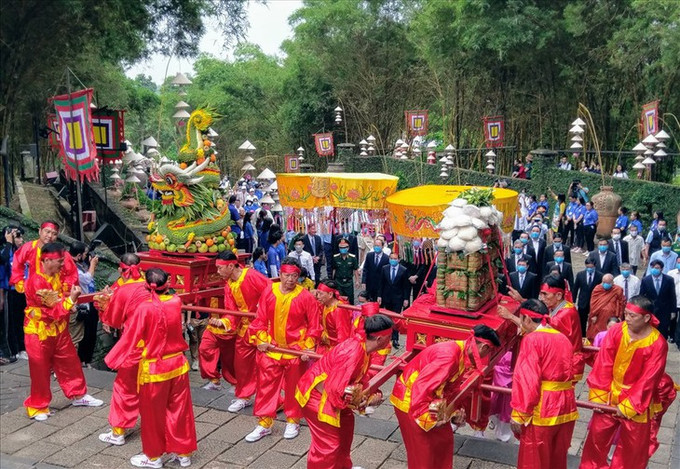 向历代雄王奉上粽子和糍粑等祭品。图自越南之声广播电台 越南全民族大团结精神的根源 ảnh 2