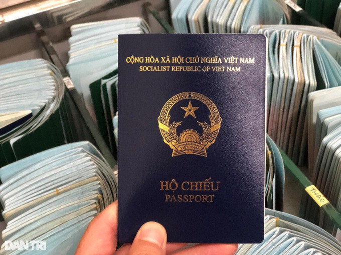 越南的新护照。图自民智报 越南驻德国大使馆临时为新护照持有人签发附加证明 ảnh 1