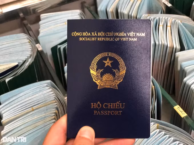  越南驻德国大使馆临时为新护照持有人签发附加证明 ảnh 1