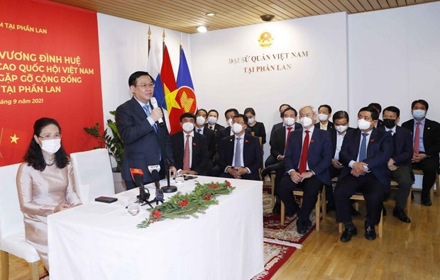 越南国会主席王廷惠看望越南驻芬兰大使馆工作人员和会见旅芬越南人代表。图自越通社 越南国会主席 王廷惠看望越南驻芬兰大使馆工作人员和会见旅芬越南人代表 ảnh 1