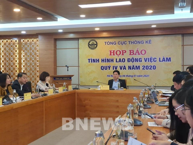 新闻发布会场景。图自越通社 新冠肺炎疫情致近70%劳动者的收入减少 ảnh 1