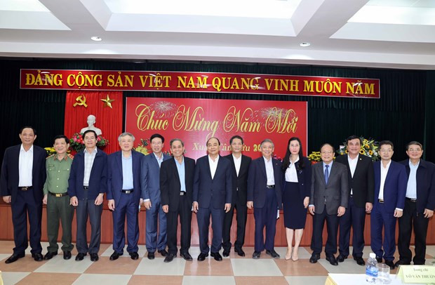 阮春福主持新年见面会,向越南中部地区的原党和国家领导人致以节日祝福。图自越通社 阮春福总理春节前走访慰问广南省优抚家庭和困难群众 ảnh 2