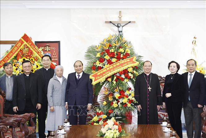 越南国家主席阮春福(左五)圣诞节前走访慰问天主教界。图自越通社 越南国家主席阮春福圣诞节前走访慰问天主教界 ảnh 1
